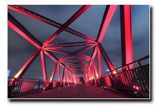 Beleuchtete Stahlbrücke